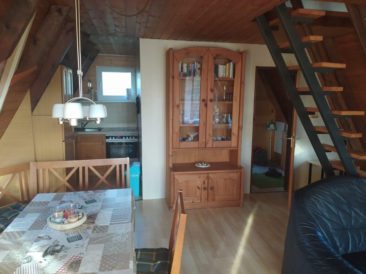 Wohn- und Essbereich mit Küche im Ferienhaus